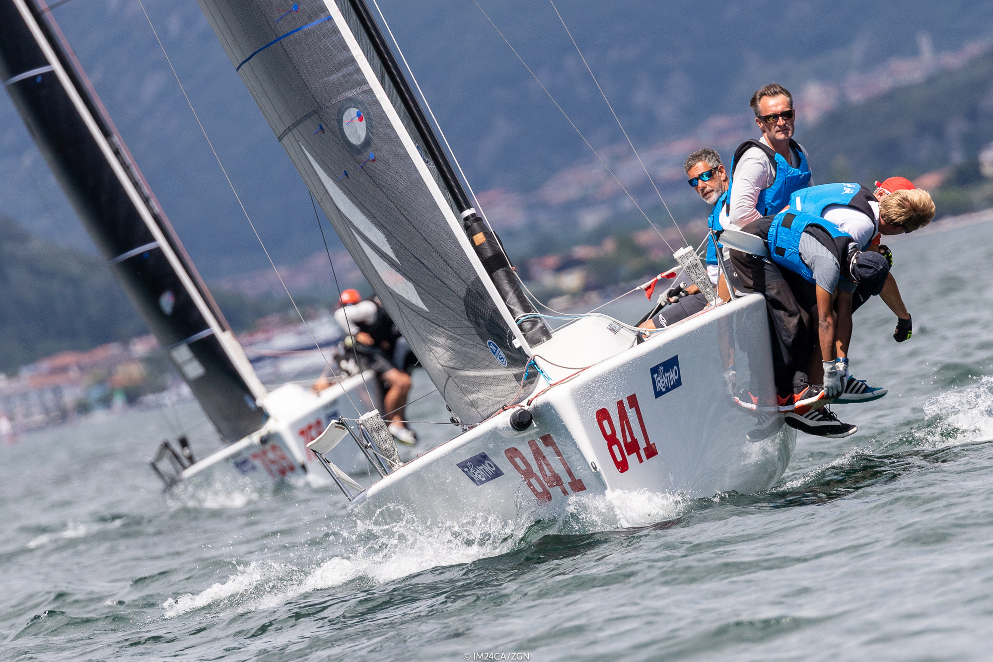 War Canoe USA841 - Torbole 2018 - photo ZGN/IM24CA War Canoe USA841 - Torbole 2018 - photo ZGN/IM24CA