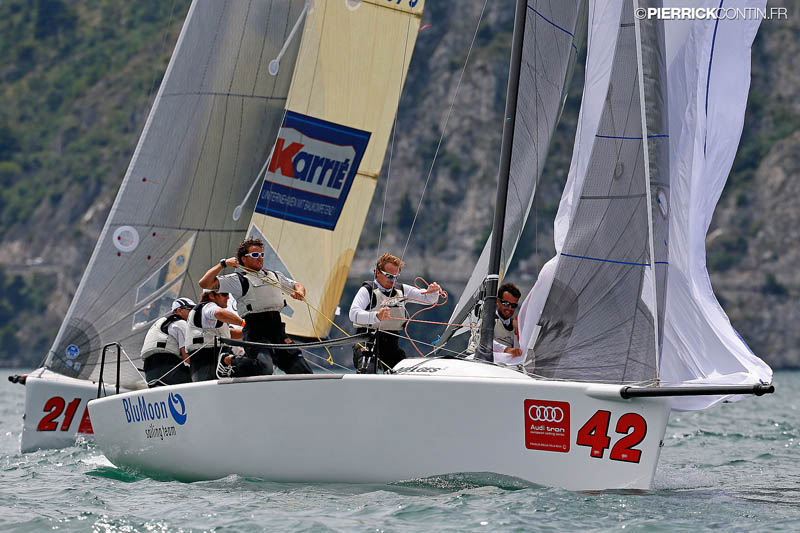 BluMoon SUI-825 with Flavio Favini in helm   Photo by Pierrick Contin