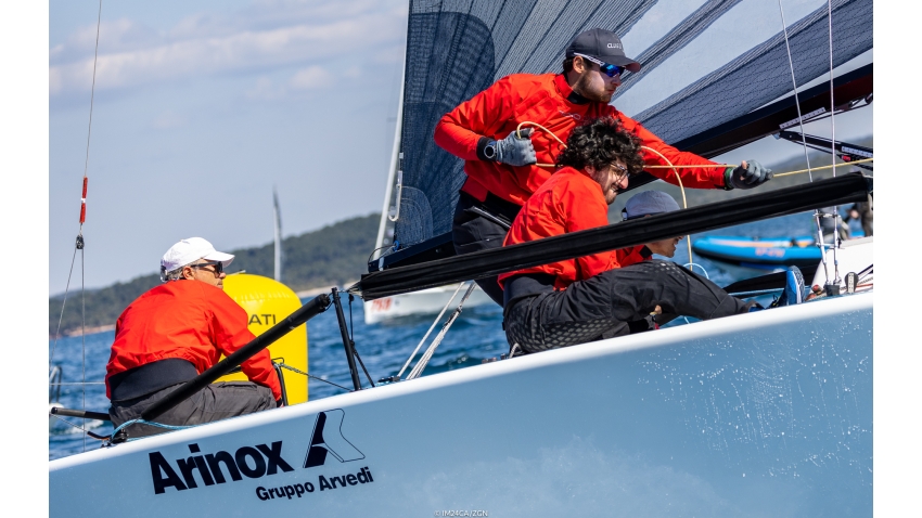 A newcomer in the Melges 24 class, Italian Marcello Caldonazzo Arvedi’s Gilles ITA793 that, helmed by Pietro D’Alí, an Italian legend able to be in the America’s Cup, in the Olympic and Whitbread, assisted by the former 470 World Champion Andrea Trani