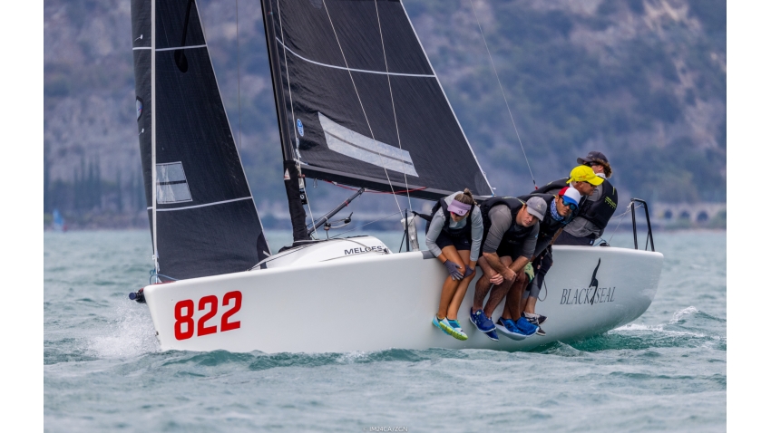 Black Seal GBR822 von Richard Thompson mit Stefano Cherin am Steuer sprang an Tag 2 des Events 4 der Melges 24 European Sailing Series 2022 in Riva del Garda, Italien, auf den zweiten Gesamtrang