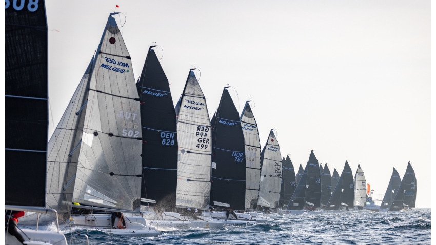 Melges 24 Flotte segelt bei der Europameisterschaft 2022 in Genua