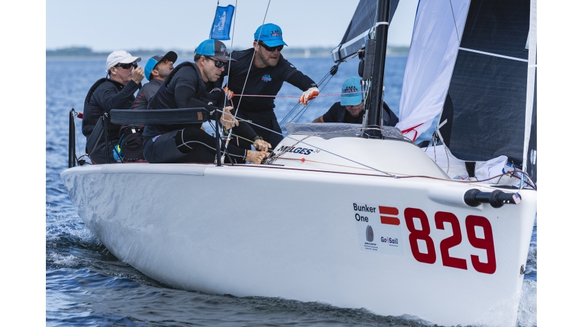 RAZA MIXTA USA829 von Peter Duncan mit Morgan Trubovich, Erik Shampain, Patrick Wilson, Victor Diaz De Leon – der Gesamtsieger von Rennen Zwei – Melges 24 Weltmeisterschaft 2023 – Middelfart, Dänemark