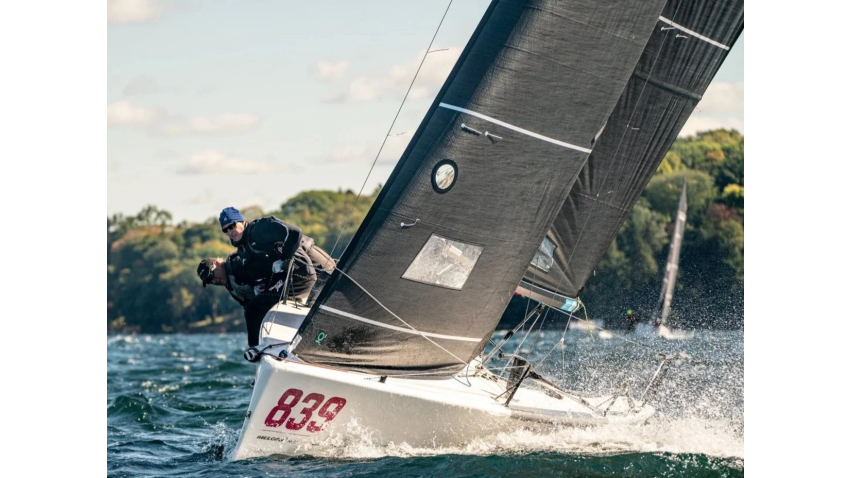 Steve Boho’s The 300 drives upwind with a dynamic team of Ted Keller, Kevin Jewett, Lauren Elder and Charlie Hibben aboard. 